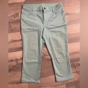 🎄 St. John’s Bay Capri jeans size 12